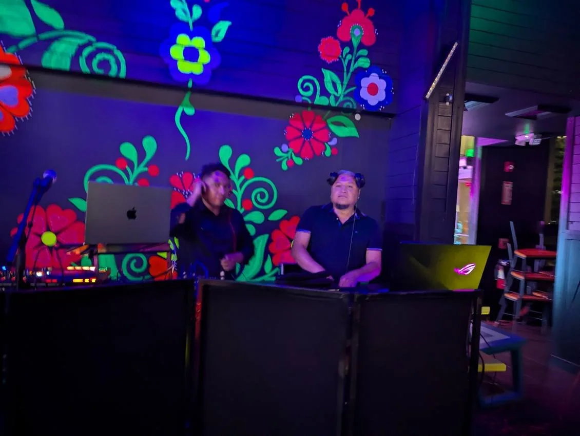 DJ Bro y DJ LaLo conectando con el público